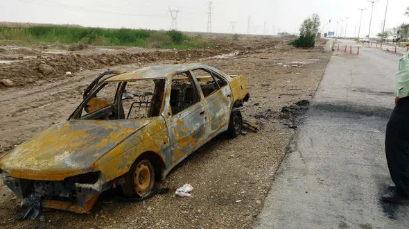 نجات 5 مسافر گرفتار از آتش پژو پارس در آبادان+عکس