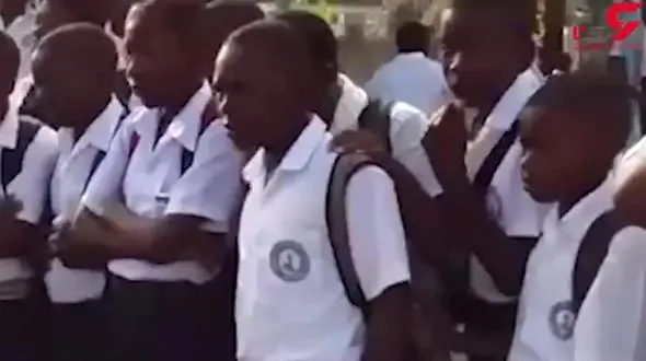 ناظم مدرسه موبایل دانش آموزان را در وسط حیاط با چکش شکست! + فیلم پنهانی