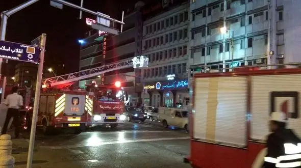 عکس / آتش سوزی در کارگاه تولیدی لباس در تقاطع انقلاب- حافظ