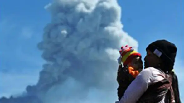 تماشای آتش فشان سینابونگ + عکس 