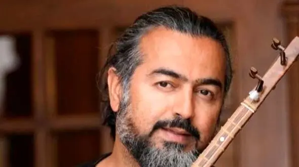 فیلم آواز باشکوه و دلنشین پرواز همای در کنار آبشار زیبای دهکده تفریحی گنجنامه / خدا حنجرشو بوسیده!