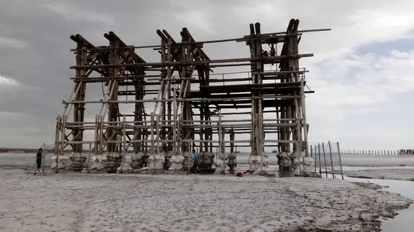 اسکله تاریخی دریاچه ارومیه آتش گرفت + فیلم