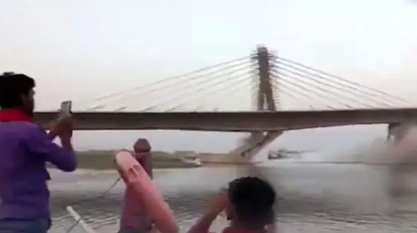 فیلم لحظه سقوط پل عظیم ! / چه سرمایه ای به باد رفت !