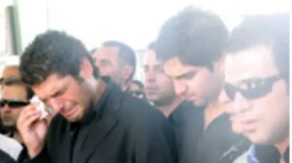 چهره غمزده پژمان بازغی و کامبیز دیرباز در مراسم تشییع پدر جوان سام درخشانی/ روحش شاد و یادش گرامی