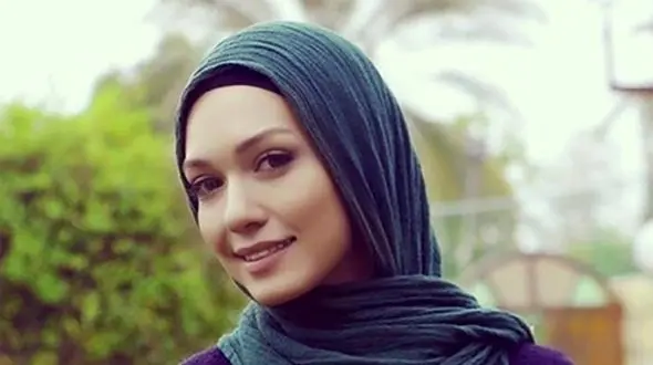 چیدمان شیک آشپزخانه شیک و امروزی شهرزاد کمالزاده/ لوستر طلایی، یخچال و لباسشویی سیلور، کابینت خوش رنگ و ظرف و ظروف گران قیمت خانم بازیگر باسلیقه 