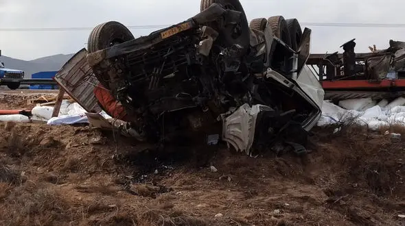 تصادف مرگبار نیسان با تریلر در میمه + عکس نیسان مچاله شده