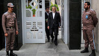 عکس / خروج مشاور رئیس جمهور پس از جلسه دادگاه 