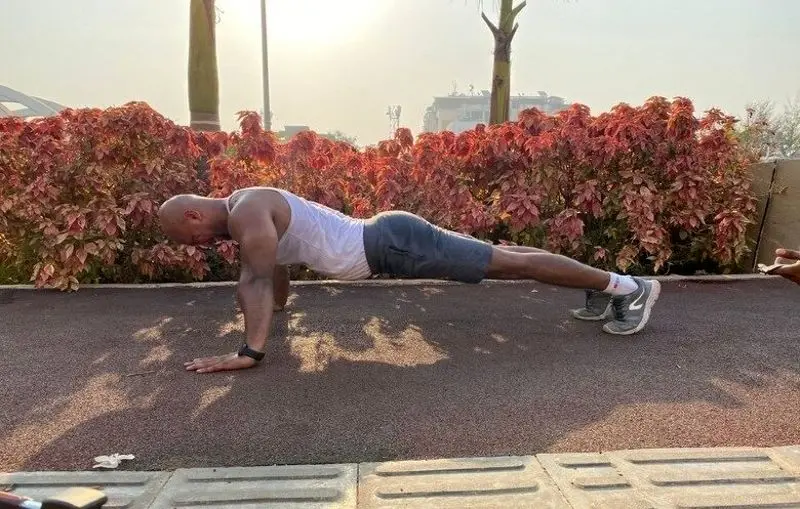 شنا سوئدی با رها کردن دست