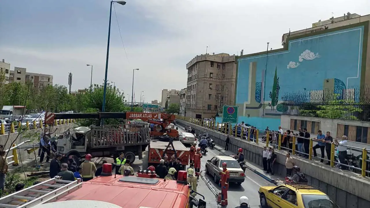 برخورد کامیون کپسول‌های گاز با نرده های بزرگراه امام علی(ع) / راننده جانش را از دست داد