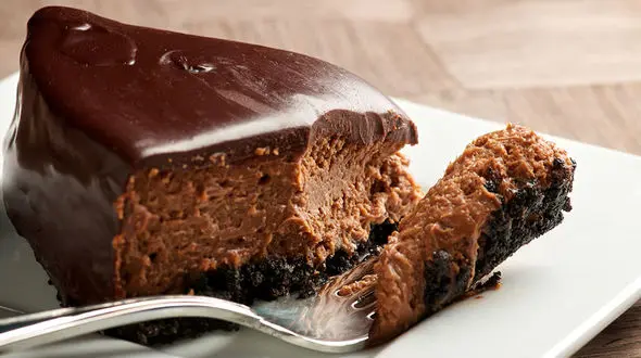  چیز کیک شکلاتی با تزئین توت فرنگی+دستور تهیه