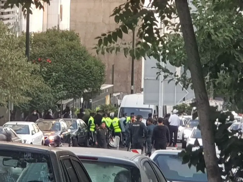 حضور پلیس مقابل بیمارستان کسری بعد از فوت مهسا امینی 