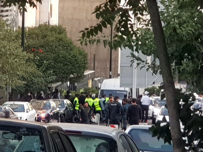 حضور پلیس مقابل بیمارستان کسری بعد از فوت مهسا امینی 