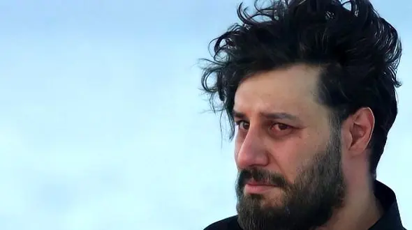 فیلم / سینه زنی زیبای جواد عزتی، مالک سریال زخم کاری با نوحه خوانی جگرسوز رفیق معروف فوت شده‌اش/ دل همه خون شد