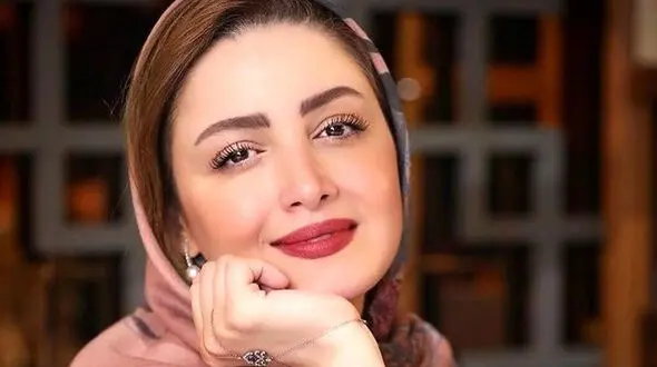 عکس ها / نگاهی به چیدمان و دکوراسیون خلاقانه خانه شیلا خداداد / از تابلوهای خاص تا مبلمان و شومینه عهد بوقی