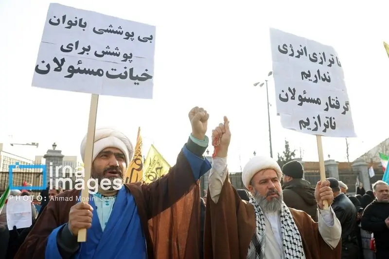 تابلوها و دست‌نوشته‌های تجمع کنندگان مقابل مجلس