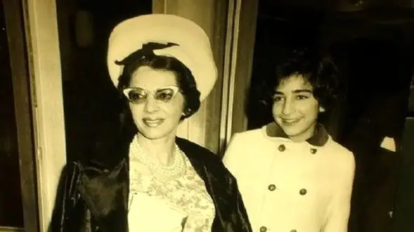 سفر به ایام قدیم سال 1348؛  شمس پهلوی و پرستار میمون‌هایش در کاخ مهرشهر