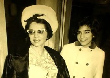 سفر به ایام قدیم سال 1348؛  شمس پهلوی و پرستار میمون‌هایش در کاخ مهرشهر