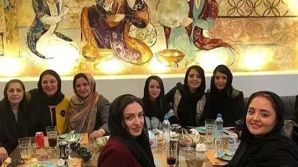 نگاهی به حضور دسته جمعی بازیگران و هنرمندان ایرانی در رستوران طاقچه لاله اسکندری و همسرش در شیراز نزدیک آرامگاه حافظ/ نرگس محمدی، الناز حبیبی، گلاره عباسی