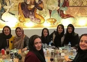 نگاهی به حضور دسته جمعی بازیگران و هنرمندان ایرانی در رستوران طاقچه لاله اسکندری و همسرش در شیراز نزدیک آرامگاه حافظ/ نرگس محمدی، الناز حبیبی، گلاره عباسی