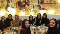 نگاهی به حضور دسته جمعی بازیگران و هنرمندان ایرانی در رستوران طاقچه لاله اسکندری و همسرش در شیراز نزدیک آرامگاه حافظ/ نرگس محمدی، الناز حبیبی، گلاره عباسی