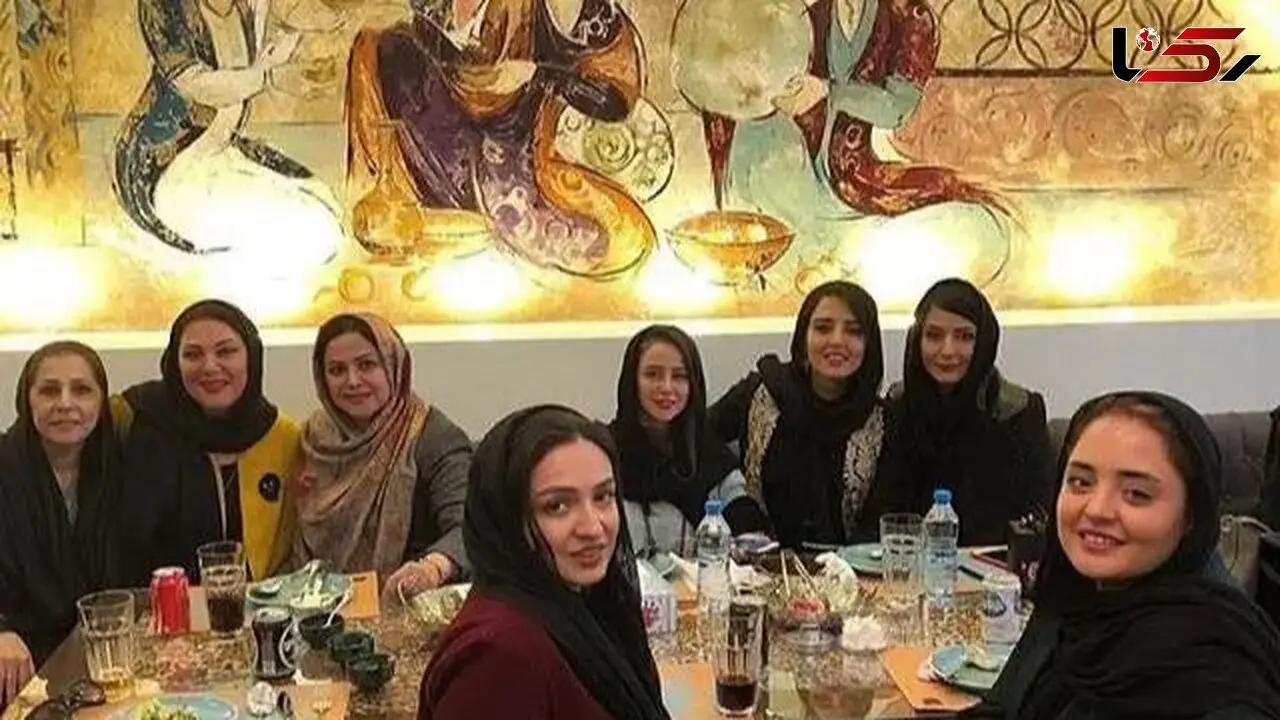 نگاهی به حضور دسته جمعی بازیگران و هنرمندان ایرانی در رستوران طاقچه لاله اسکندری و همسرش در شیراز نزدیک آرامگاه حافظ/ نرگس محمدی، الناز حبیبی، گلاره عباسی