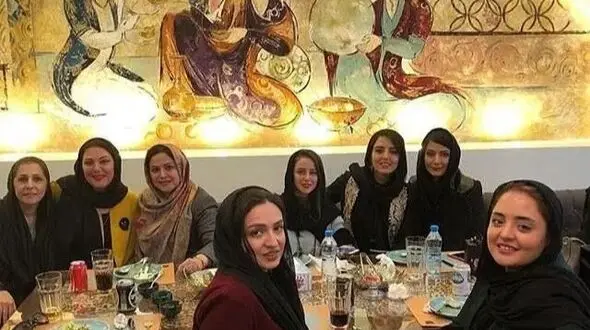 نگاهی به حضور دسته جمعی بازیگران و هنرمندان ایرانی در رستوران طاقچه لاله اسکندری و همسرش در شیراز نزدیک آرامگاه حافظ/ نرگس محمدی، الناز حبیبی، گلاره عباسی