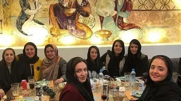 نگاهی به حضور دسته جمعی بازیگران و هنرمندان ایرانی در رستوران طاقچه لاله اسکندری و همسرش در شیراز نزدیک آرامگاه حافظ/ نرگس محمدی، الناز حبیبی، گلاره عباسی