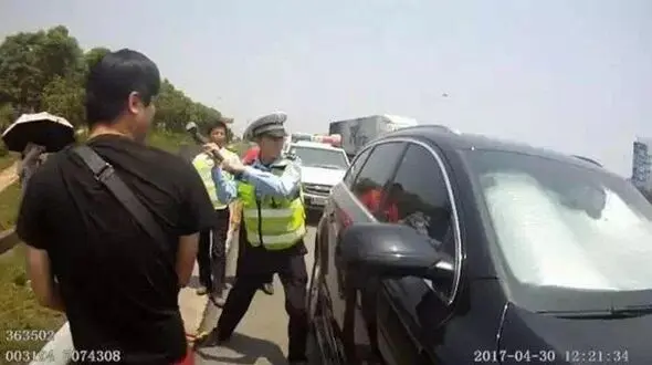 دختری کودک و مادرش را داخل ماشین گرم زندانی کرد تا بمیرند+ فیلم