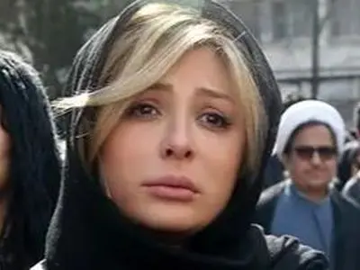 فیلم / نگاهی به مراسم ختم پدر نیوشا ضیغمی  /  از حضور احسان خواجه‌امیری، شبنم قلی‌خانی، علی ضیا و... / روحش شاد