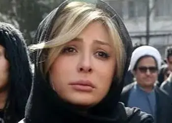 فیلم / نگاهی به مراسم ختم پدر نیوشا ضیغمی  /  از حضور احسان خواجه‌امیری، شبنم قلی‌خانی، علی ضیا و... / روحش شاد