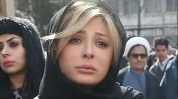 فیلم حضور بازیگران و خوانندگان در  مراسم ختم پدر نیوشا ضیغمی  /  سیاهپوشی الهام حمیدی ، مریم معصومی، شبنم قلی‌خانی و نفیسه روشن