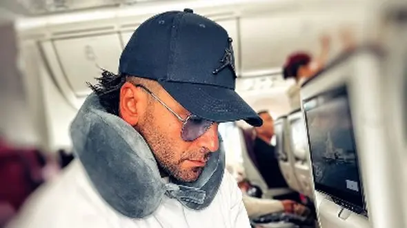 عکس/ تفریحات لاکچری و بچه‌مایه‌داریِ روزبه حصاری زیر ذره‌بین/ از اسب‌سواری و پیانونوازی تا ریلکس کردن روی هموک!