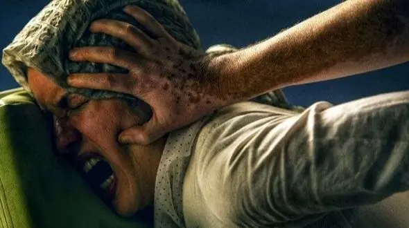 فیلم/  سکانس جنجالی و حذف شده استخر پارتی مختلط و تجاوز گروهی در فیلم علفزار