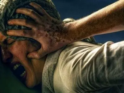 فیلم/  سکانس جنجالی و حذف شده استخر پارتی مختلط و تجاوز گروهی در فیلم علفزار