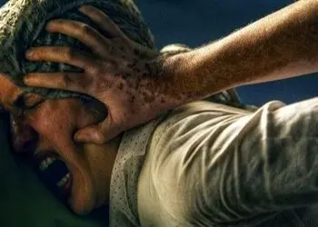 فیلم/  سکانس جنجالی و حذف شده استخر پارتی مختلط و تجاوز گروهی در فیلم علفزار