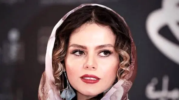 عکس عاشقانه غزال نظر با گل رز سرخ باغچه و حیاطی که بوی بچگی و خونه مادربزرگ ها رو میده