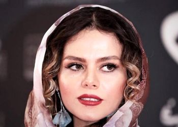 عکس عاشقانه غزال نظر با گل رز سرخ باغچه و حیاطی که بوی بچگی و خونه مادربزرگ ها رو میده