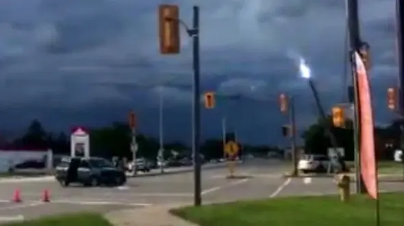 فوری/لحظه فوق‌العاده جالب انفجار در خطوط برق فشار قوی! + فیلم