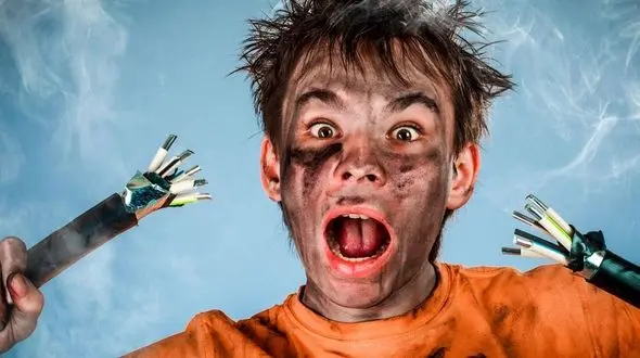 فیلم لحظه مرگ یک مرد بخاطر برق گرفتگی / پرو