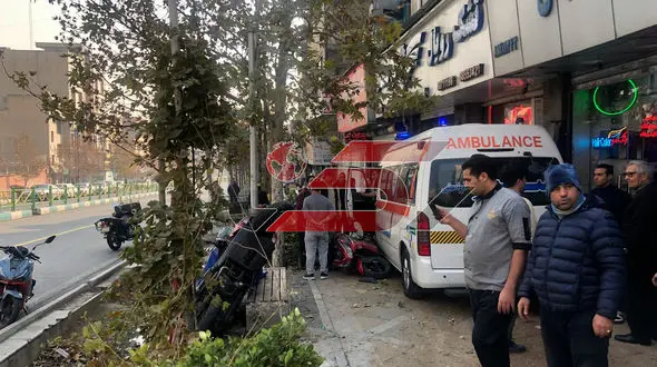 فیلم صحنه وحشتناک ورود با سرعت آمبولانس به پیاده رو در خیابان ولیعصر تهران ! / همه شانس آوردند فاجعه رخ نداد !