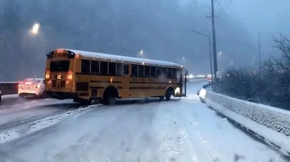 ببینید / لحظه ترسناک چپ شدن یک اتوبوس / قدرت باورنکردنی طوفان! + فیلم