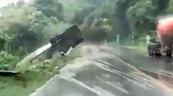 فیلم لحظه سقوط هولناک تریلی به دره در سر پیچ + عکس