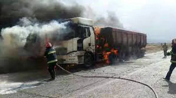  اشتباه راننده در گمرک مهران تریلی را به آتش کشید ! + فیلم 