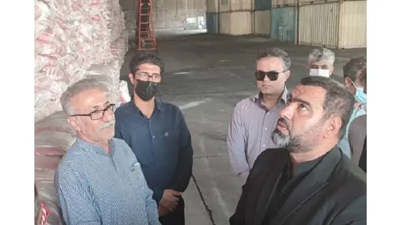  دادستان عمومی و انقلاب مرکز استان هرمزگان به منظور بررسی آخرین وضعیت کالاهای اساسی دپو شده در انبارهای بندر شهید رجایی بندرعباس، به صورت سرزده از این مجتمع بندری بازدید و دستورات لازم را جهت تسریع در ترخیص و حمل این کالاها به اقصی نقاط کشور صادر کرد.