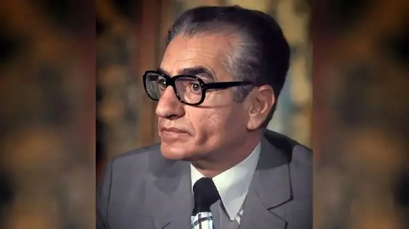 سفر به ایام قدیم سال 1334 / تراکتورسواری محمدرضا پهلوی تو روستای پدری