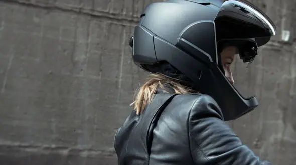 کلاه کاسکت پیشرفته‌ مجهز به دوربین، بهترین اختراع برای کاهش تصادفات موتورسیکلت ها + فیلم