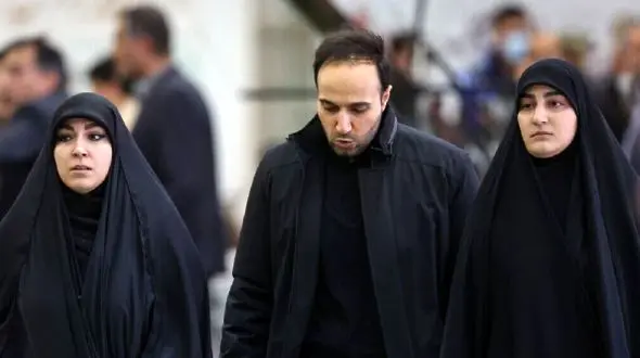 عکس؛ سفر در زمان؛ حضور همزمان 5 فرزند سردار سلیمانی در یک مراسم؛ سال 1402