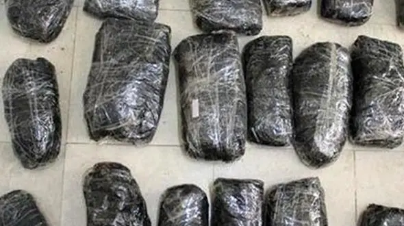 ۱۰۰ کیلوگرم تریاک در اتوبان قم به تهران کشف شد/دو قاچاقچی دستگیر شدند