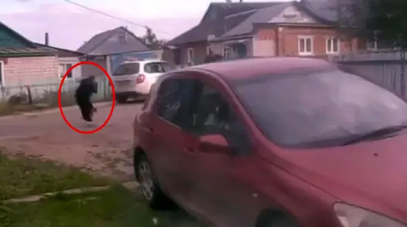 فیلم  / حرکت جالب موتورسوار بعد از تصادف وحشتناک ! / ببینید