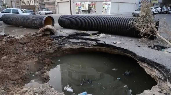 شکافتن خیابان شریعتی برای دومین بار / کامیون بلعیده شد / اهواز + عکس و فیلم